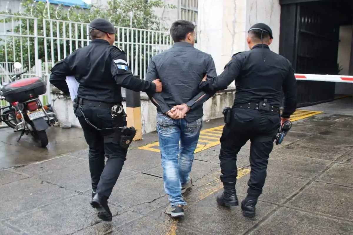 Capturan a mexicano en aeropuerto La Aurora acusado de pornografía infantil