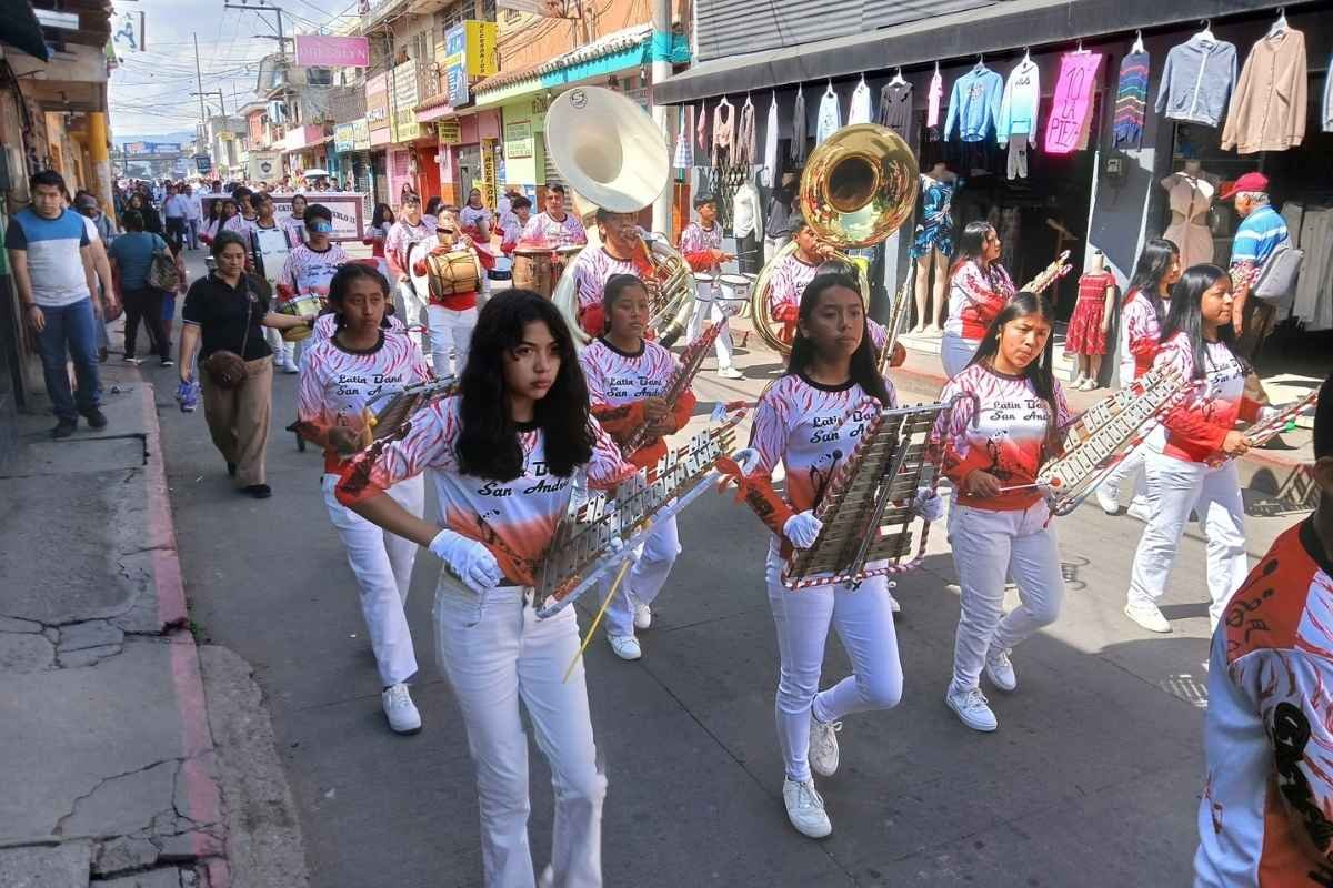 Ciudad de Guatemala se prepara para 500 desfiles y 1,500 antorchas por fiestas patrias