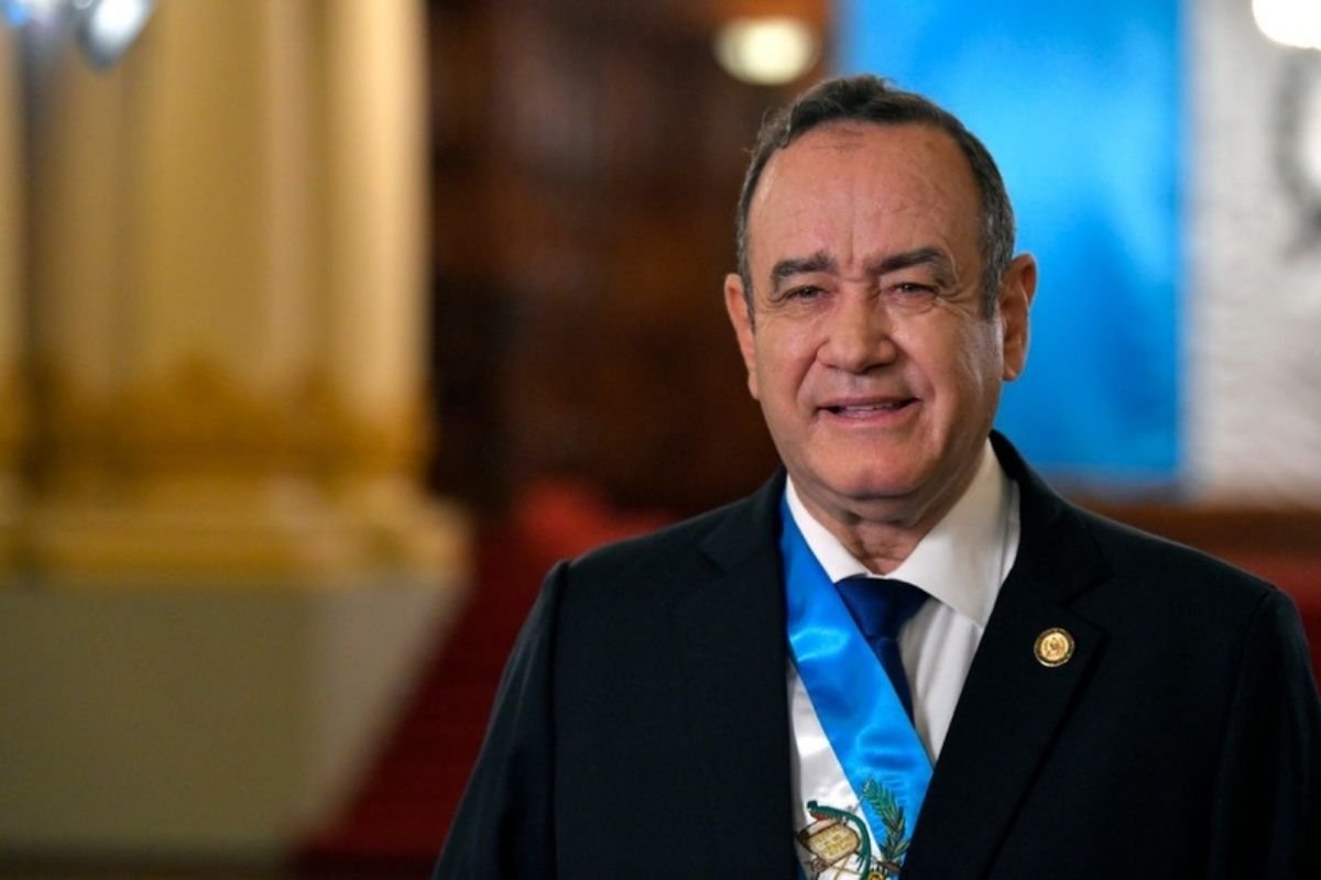 Giammattei recibe alta médica y continuará tratamiento en casa