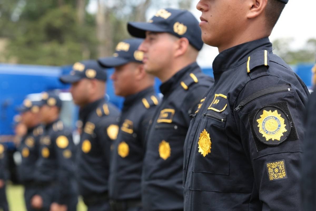 Graduación masiva de la PNC 3,400 nuevos agentes, pero persisten carencias de patrullas y armas