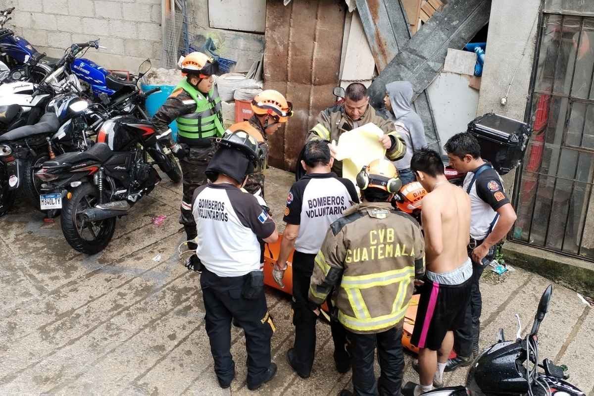 Rescate bajo el Puente El Incienso un niño y una joven sobreviven, otro sigue desaparecido