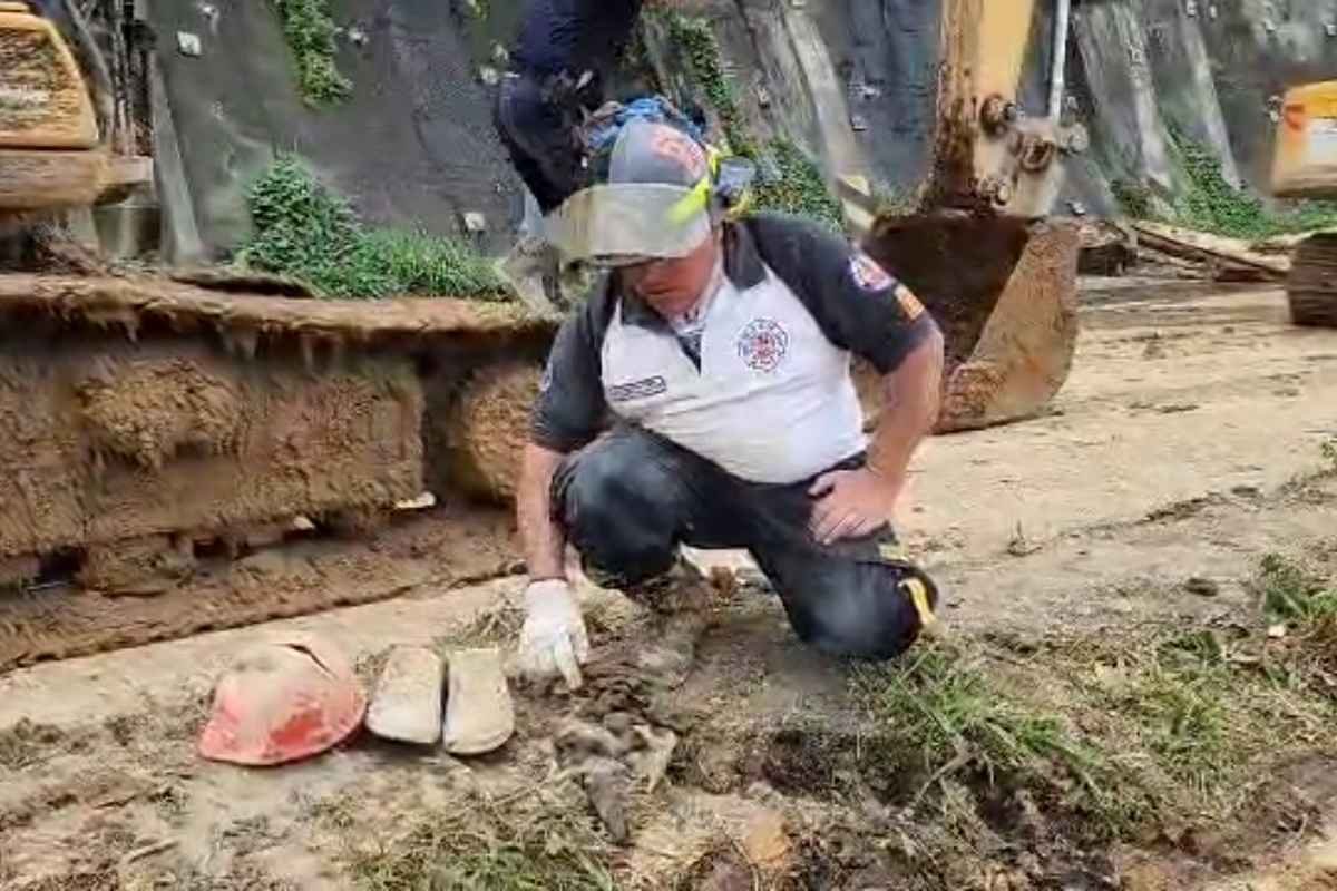 Avanza instalación del muro de contenedores en la ruta a El Salvador para contener nuevos derrumbes