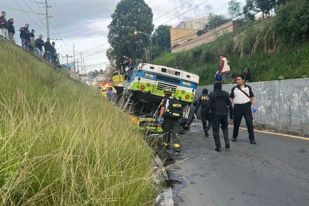 Bus volcó en el puente Tinco 53 heridos y seis en estado delicado en accidente de transporte público en Mixco