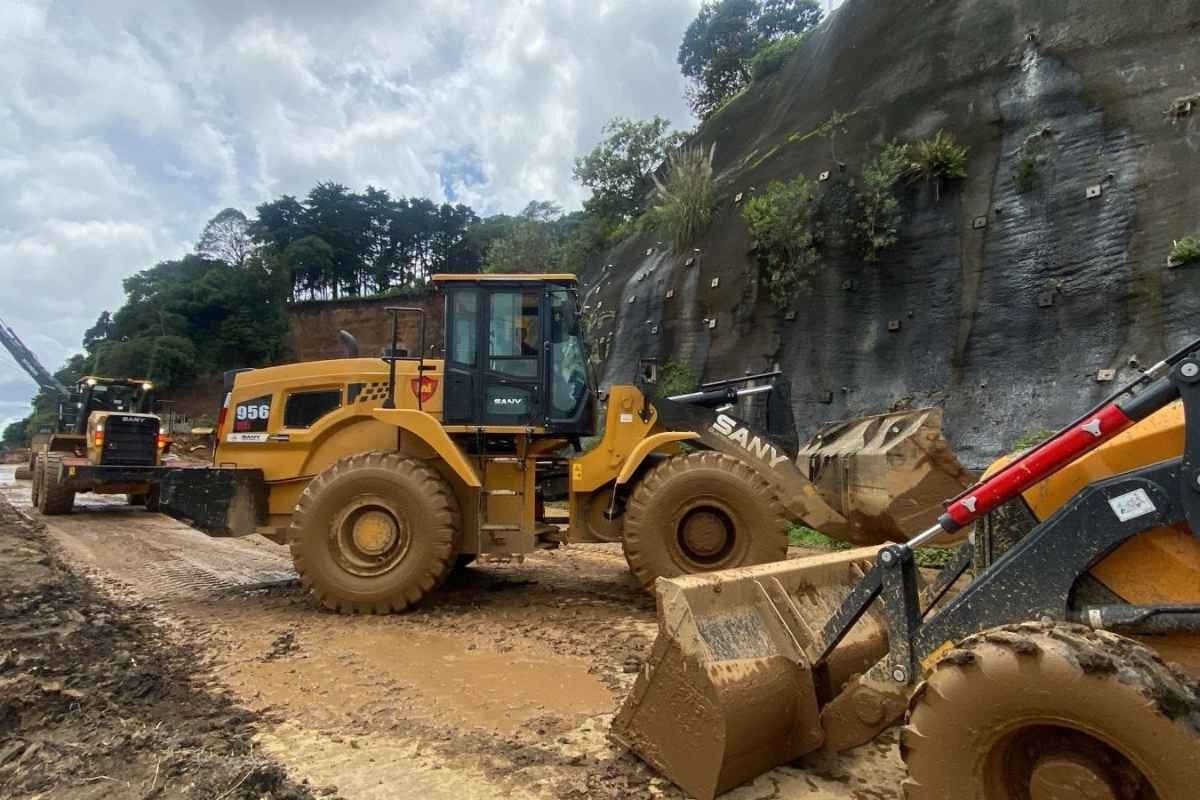 Derrumbe en km 24 de Carretera a El Salvador cuarto día de trabajos y zona de riesgo hasta el km 25.5