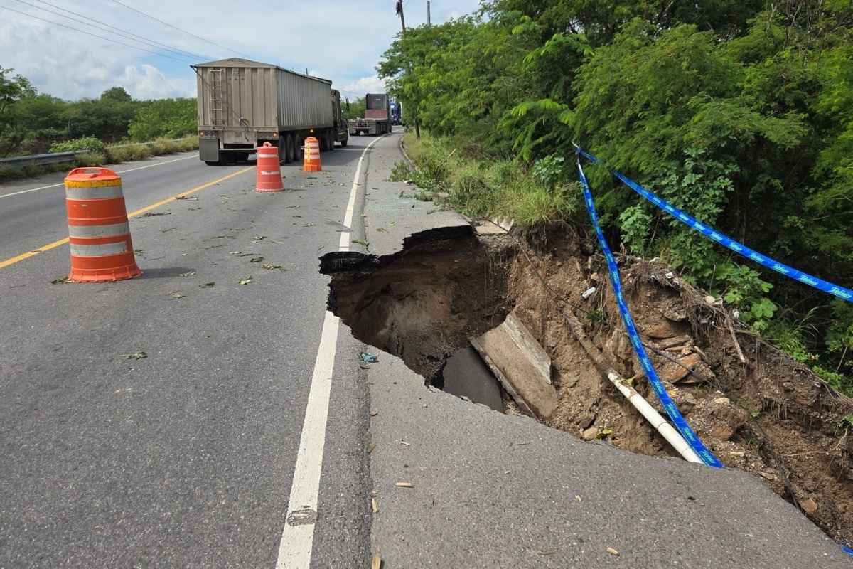 Derrumbe en km 24 de carretera a El Salvador mantiene cierre total y alerta nacional
