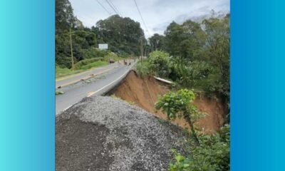 Deslave en la ruta Cito-Zarco el suelo cede y arrastra árboles frente a conductores en Quetzaltenango