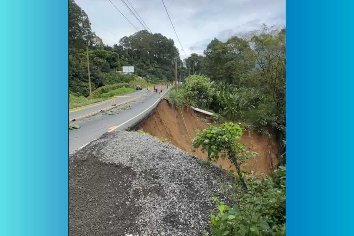 Deslave en la ruta Cito-Zarco el suelo cede y arrastra árboles frente a conductores en Quetzaltenango
