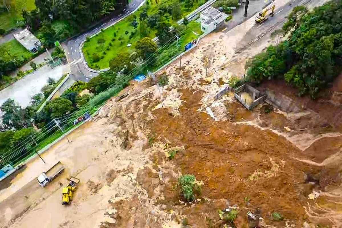 Nuevo derrumbe sorprende a trabajadores en ruta a El Salvador mientras avanzaban las labores de limpieza