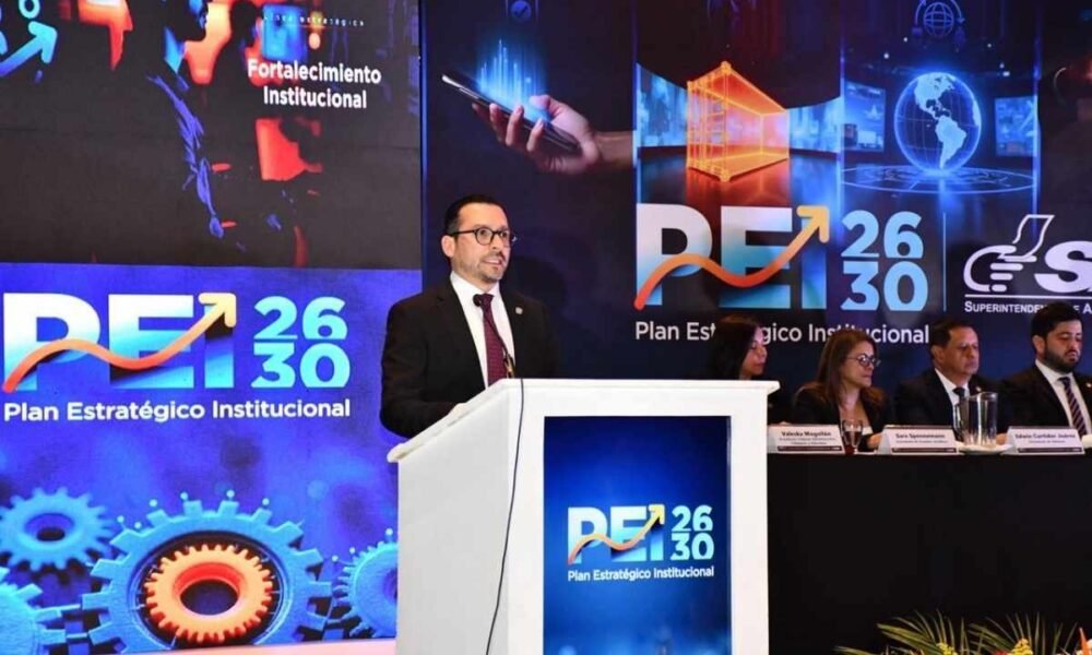 SAT busca modernizar su gestión y elevar la carga tributaria al 12.7% del PIB para 2030