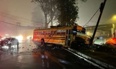 Bus escolar pierde el control y provoca colisión múltiple en la carretera a El Salvador
