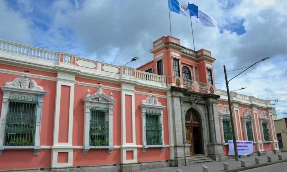 Cámara de Amparos mantiene a magistrados del TSE