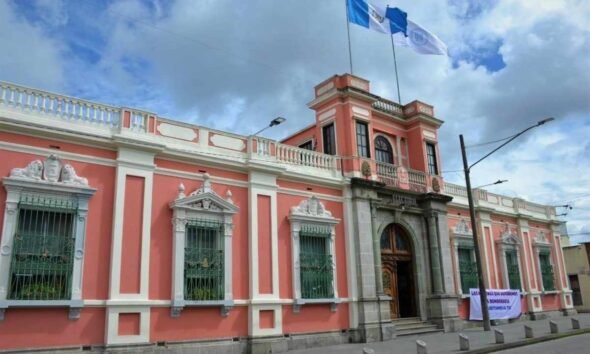 Cámara de Amparos mantiene a magistrados del TSE