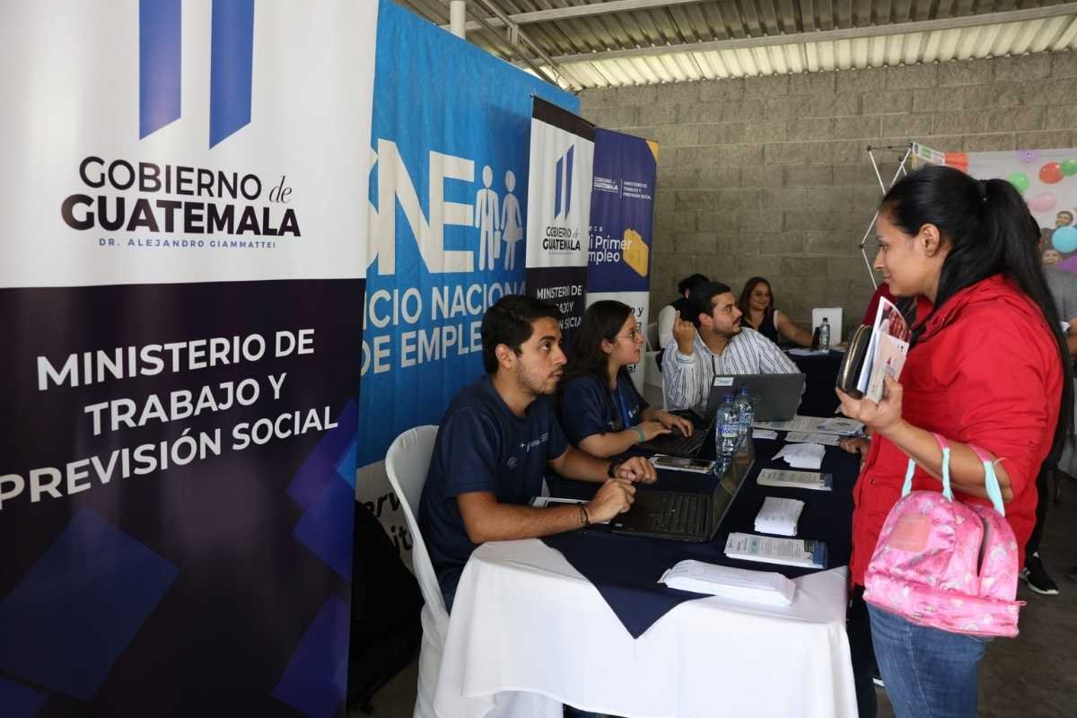 Mintrab oficializa salarios mínimos que regirán en 2026